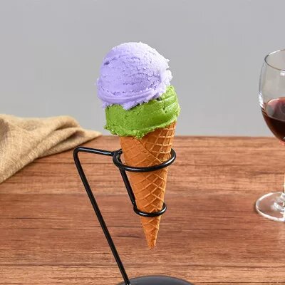 Двойной шар мороженого зеленый и сладкий картофель с подставкой