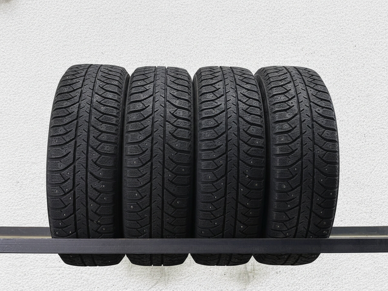 Зимние шины шипованные Bridgestone ice cruiser 7000 225/60 R17 40% износ NNN006