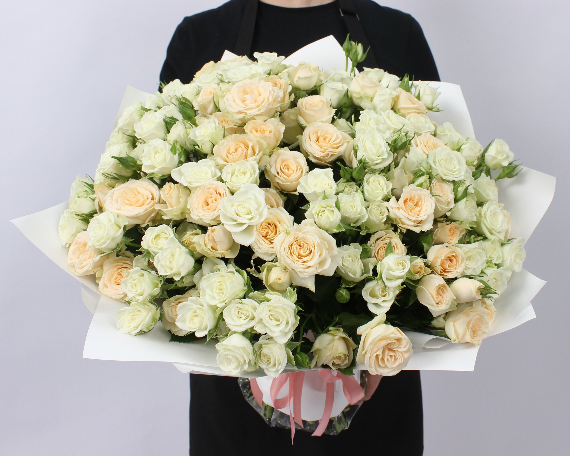 Монобукет THE FLOREAL кустовые розы 35 штук, высота 50 см, с бантом