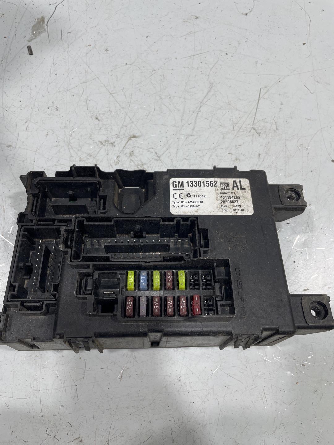 Блок предохранителей Opel Corsa D (2006 - 2010) 13301562