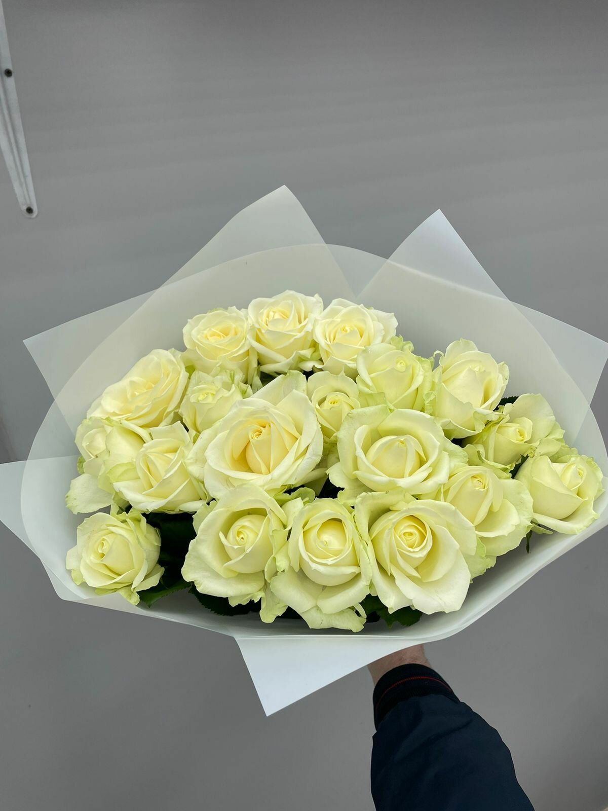 Букет из 19 белых роз. FLORA CHARM