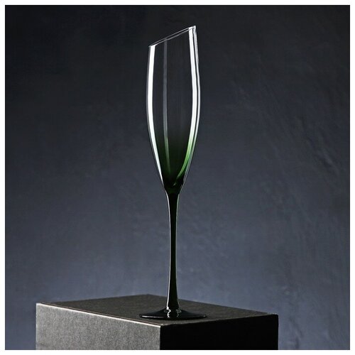 Бокал для шампанского Magistro «Иллюзия», 160 мл, 5,5×27,5 см, на зелёной ножке