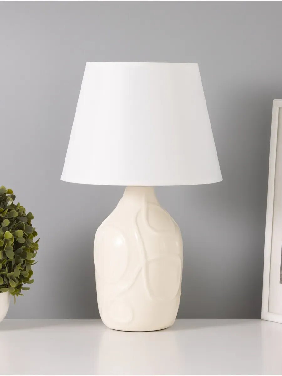 Настольная лампа Линии 1х15Вт Е14 белый 25х25х36см