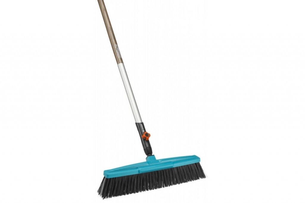 Комплект GARDENA: щетка для дорожек + деревянная рукоятка 130 см арт. 03622-30.000.00