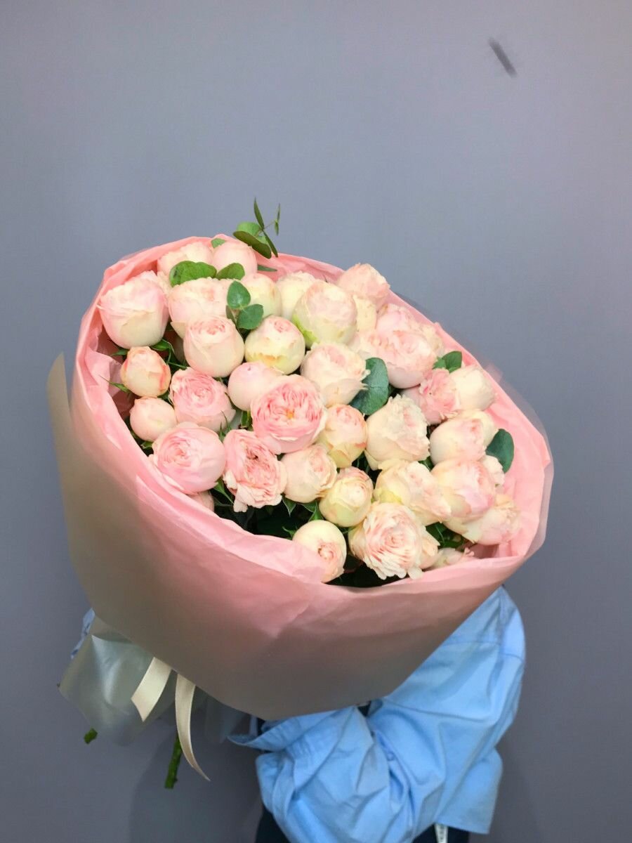 Букет из нежно-розовых кустовых пионовидных роз "Гармония" PROTEA- Студия Цветов