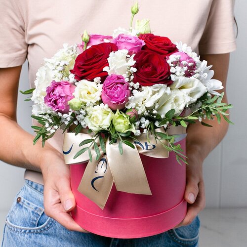 Цветы живые букет из роз, лизиантуса и гипсофилы в коробке 