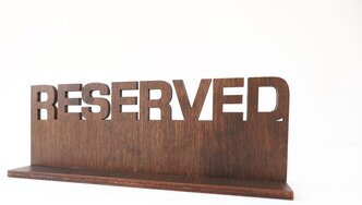 Табличка деревянная "Зарезервировано" - для ресторанов, баров, кафе / тейбл стенд Reserved/ настольный информационная табличка из дерева