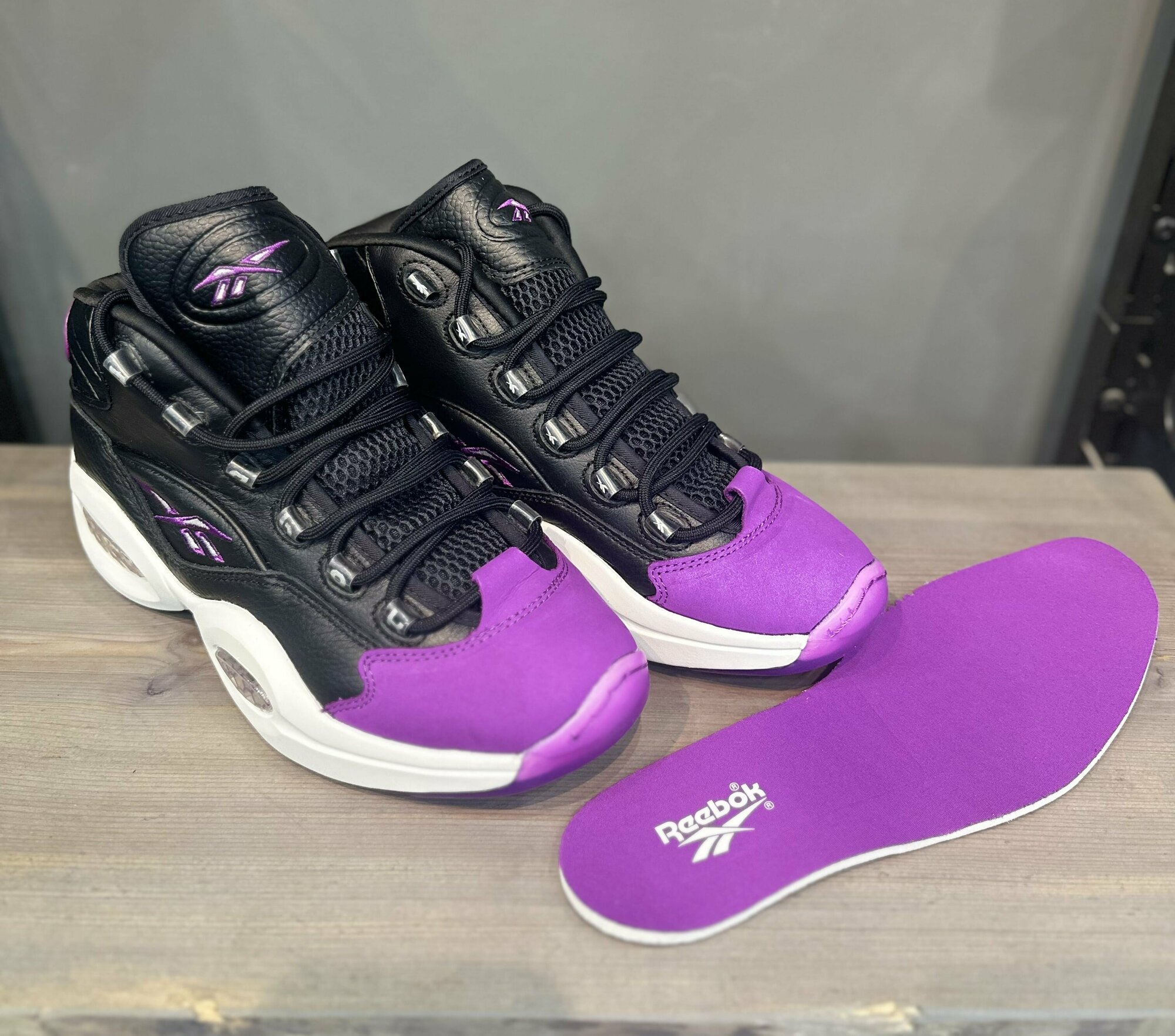 Кроссовки Reebok Question Mid, размер 6 US, черный/фиолетовый — фото 1