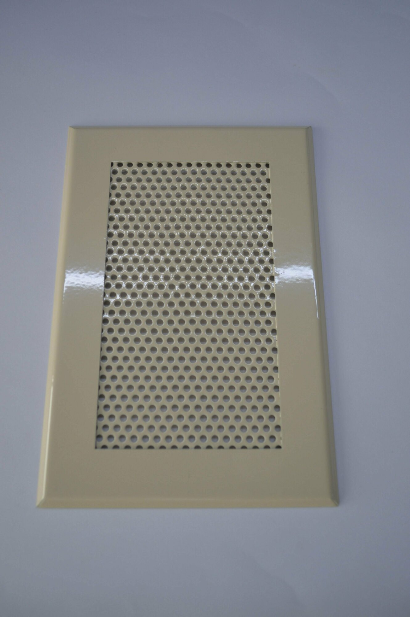 Вентиляционная решетка металлическая 190х140мм, тип перфорации кружок, кремовый