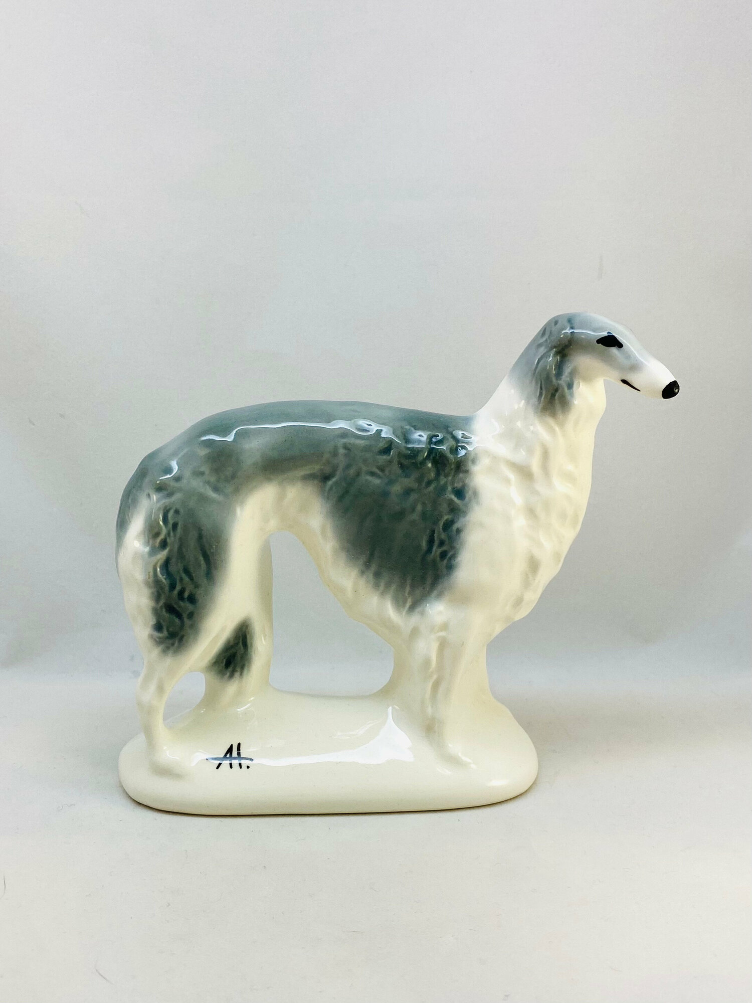 фото Статуэтка собаки фарфоровая породы Русская псовая борзая серая