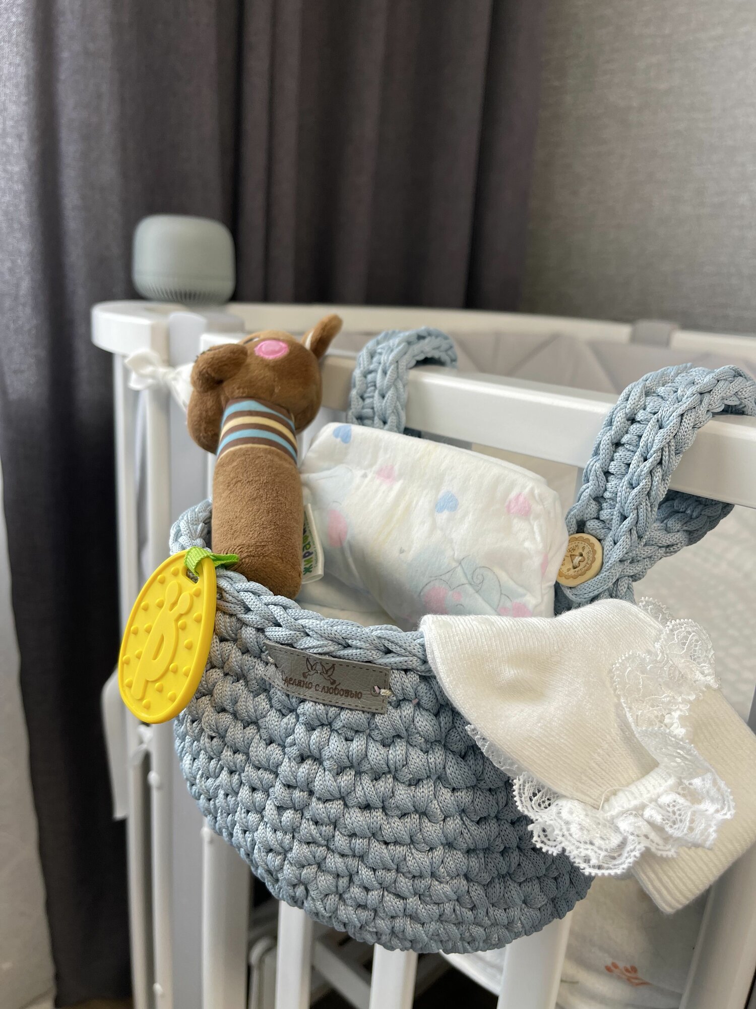 фото Органайзер на кроватку детскую подвесной / Вязаная корзинка для хранения игрушек, вещей / Подвесная корзина для кровати