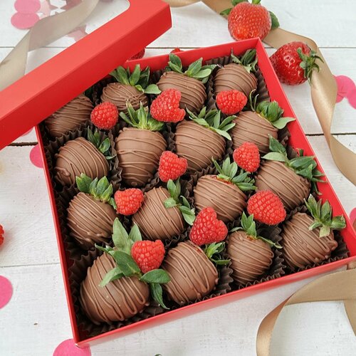 Набор клубники в шоколаде, 16-25 штук - вкусный и красивый подарок для девушки, парня, жены, сестры, коллеги