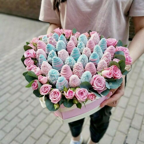 Изображение товара Коробка сердце с клубникой в розовом и голубом шоколаде, кокос, белый рис, Sweety, кустовая роза, эвкалипт, 26 см