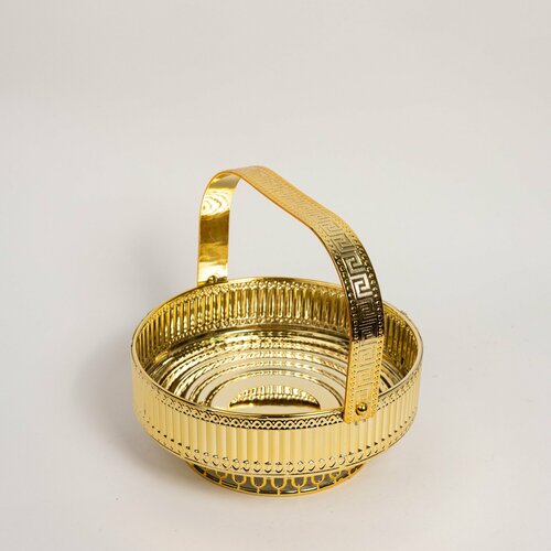 Блюдо декоративное золотистая с ручкой конфетница подставка для торта выпечки десертов 2069₽