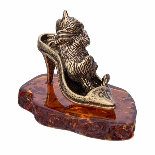 Фигурка на янтаре Котенок в туфле 3 х 4 см