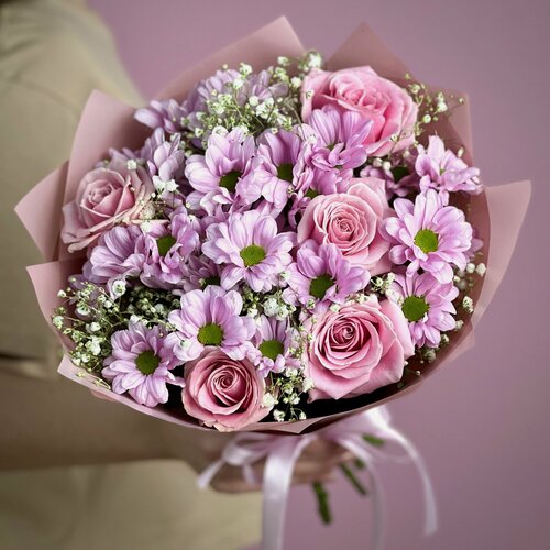 Изображение товара Цветы живые букет из кустовых хризантем, гипсофилы и роз в упаковке с лентой "Мадагаскар" Flor2u