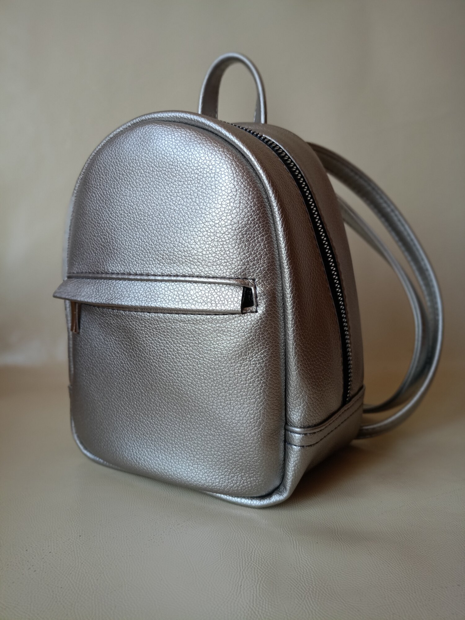 Женский городской рюкзак McKIR 21-138 экокожа серебро молния под металл (мини-размер)