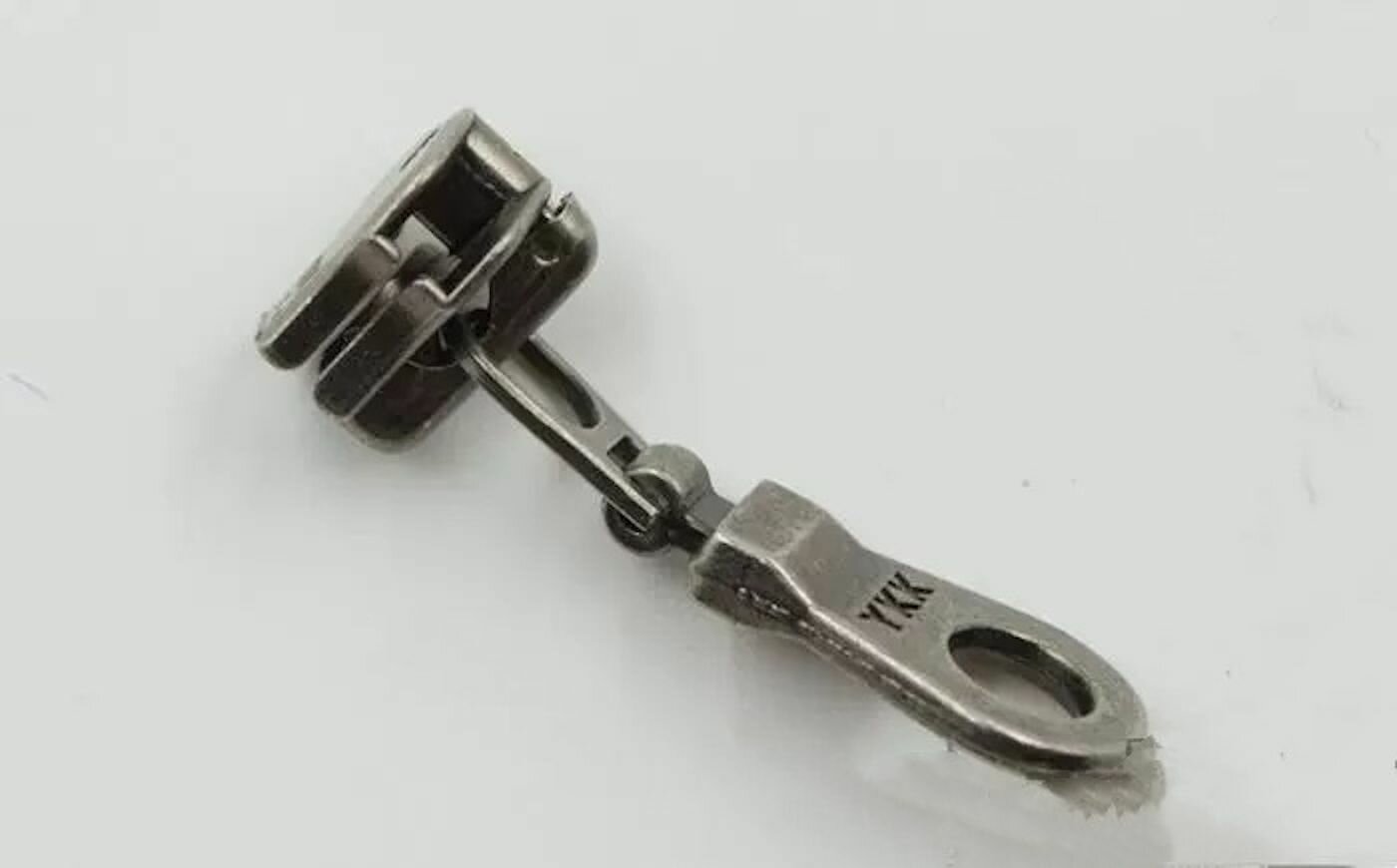 Бегунок YKK для металлической молнии. Тип 5. Для ремонта кожаных и джинсовых курток, пальто, плащей, пуховиков парок комбинезонов. Тактической и охотничьей одежды, рюкзаков сумок чемоданов и обуви — фото 1