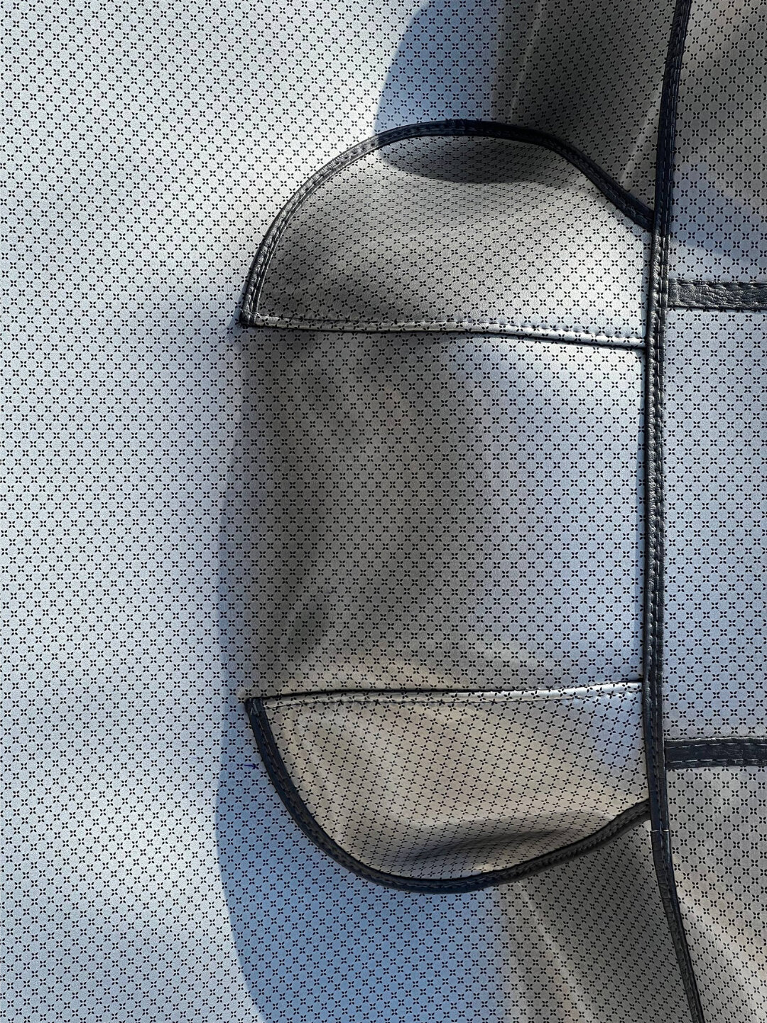 Качественный и прочный салонный коврик для защиты салона автомобиля Damas