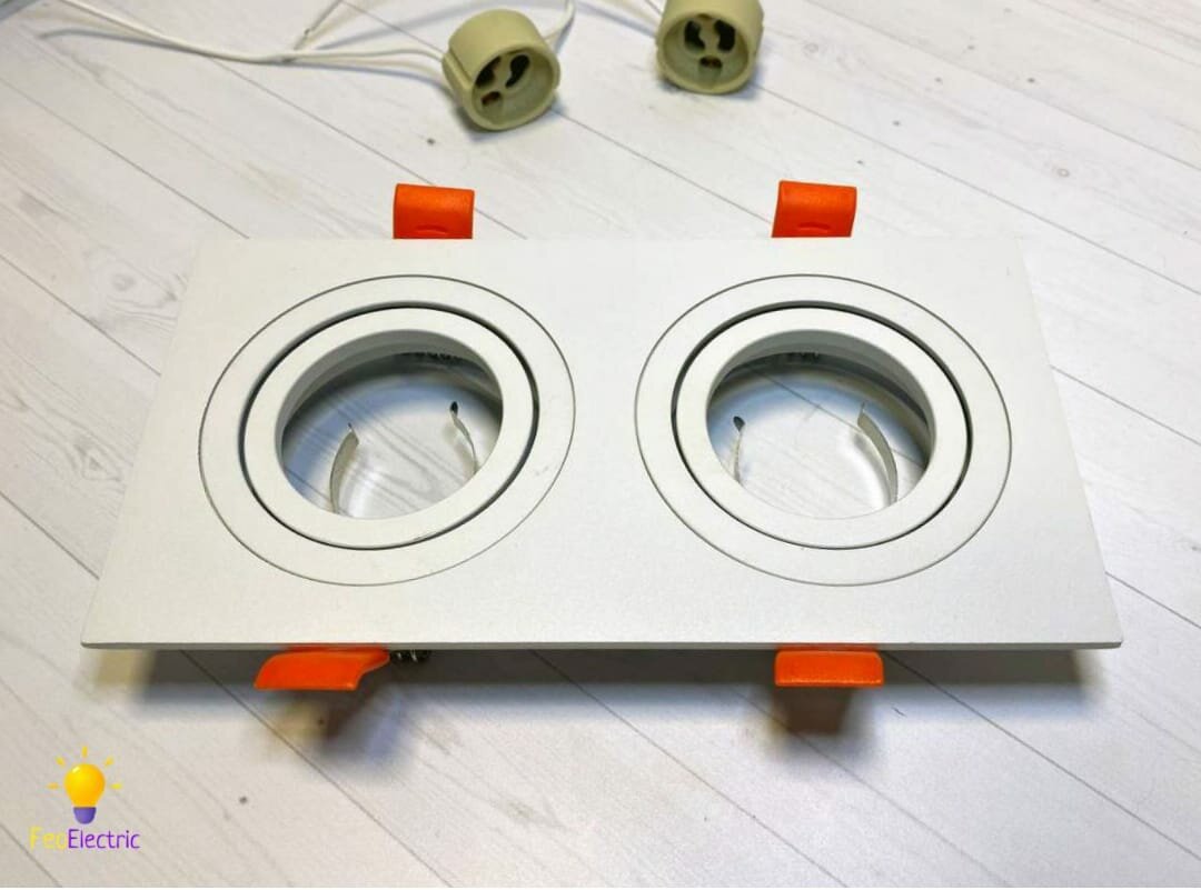 фото Встраиваемый точечный двойной поворотный светильник / спот, потолочный, настенный, поворотный, под сменяемую лампу GU10, белый