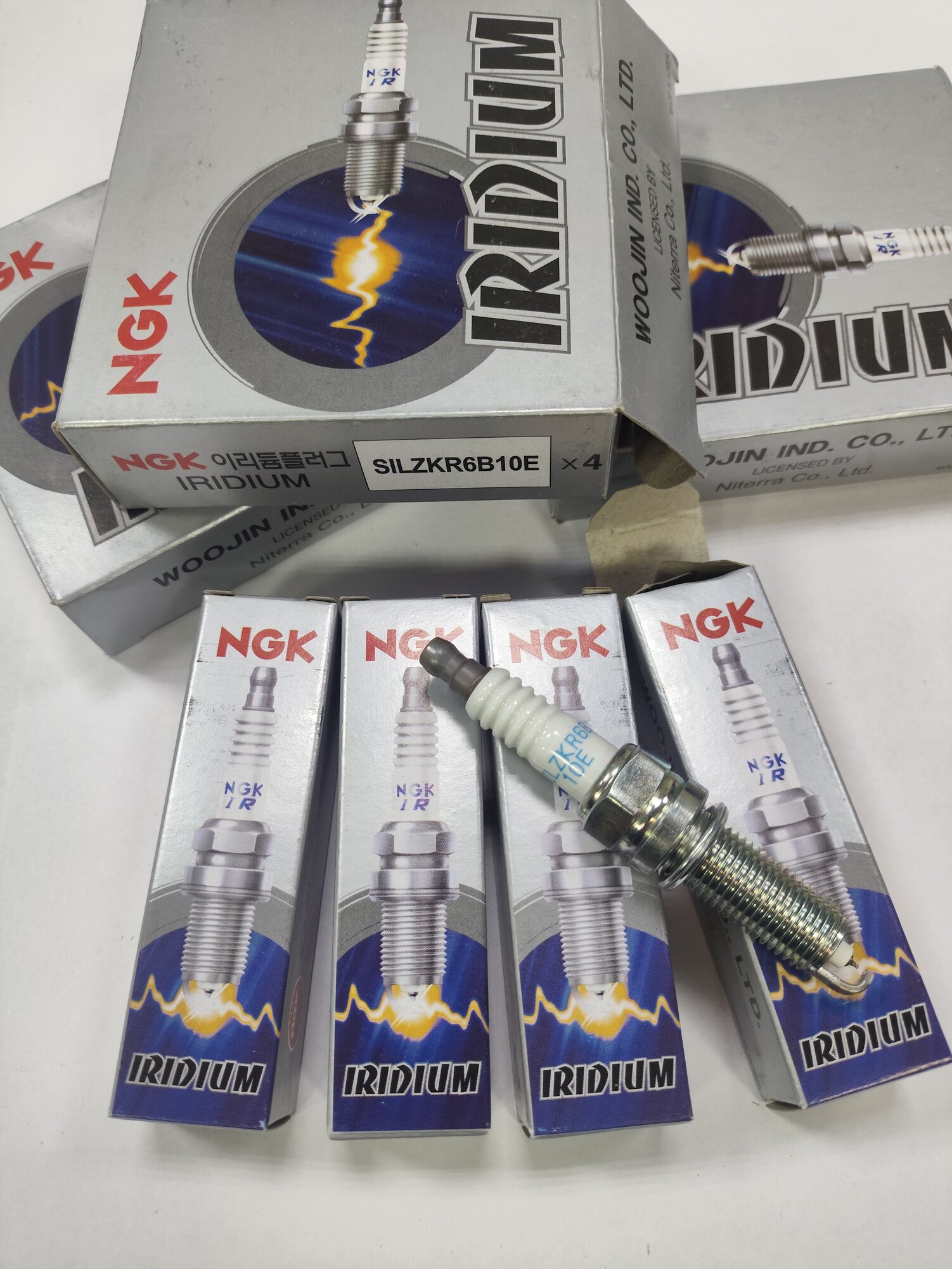 Комплект свечей зажигания NGK Iridium SILZKR6B10E для Hyundai i30/i40/ix35/Tucson и Kia Ceed/Cerato/Soul/Sportage, 4 шт.