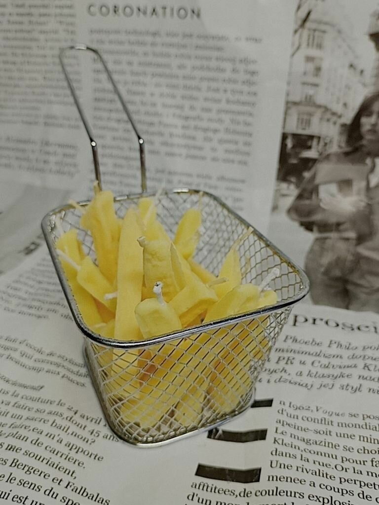 Свеча ручной работы "Картошка фри" корзинка набор 20 шт. пчелиный воск