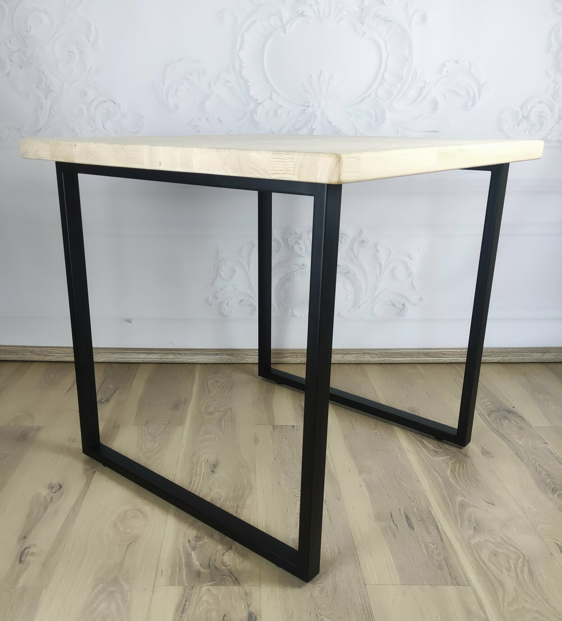 Стол кухонный Loft квадратный со столешницей без покраски из массива сосны 40 мм и черными металлическими ножками, 70x70х75 см