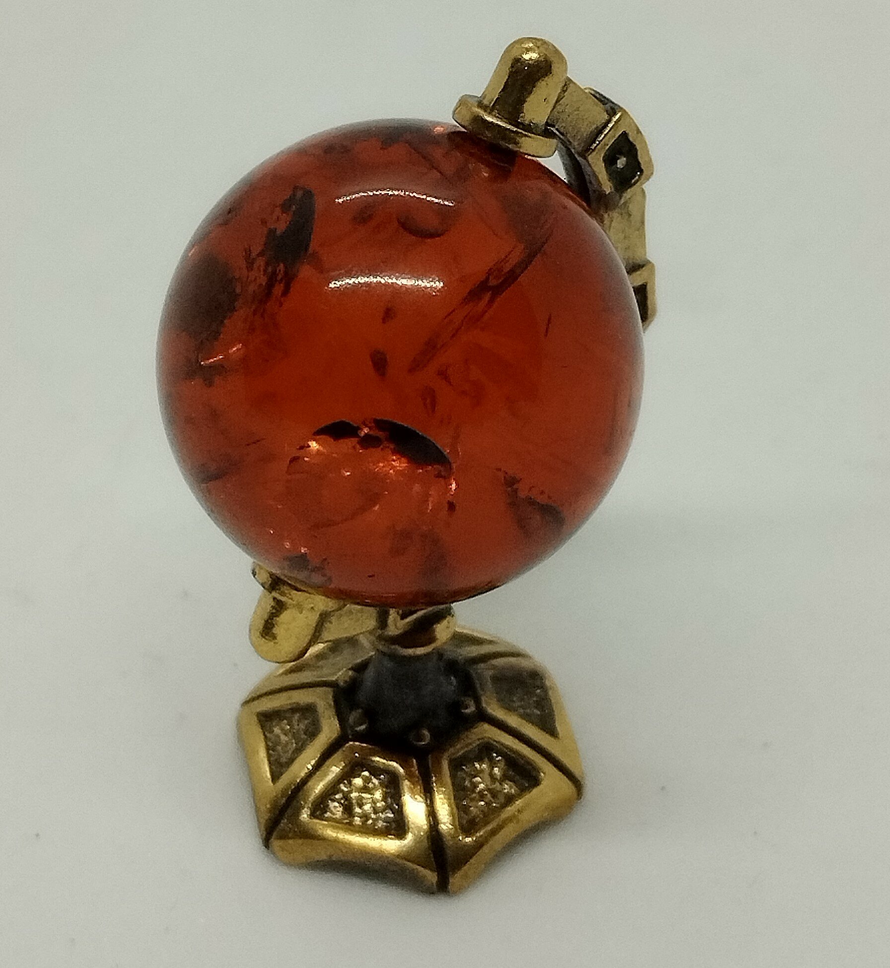 Фигурка бронза с янтарем "Глобус", арт 1267 — фото 1