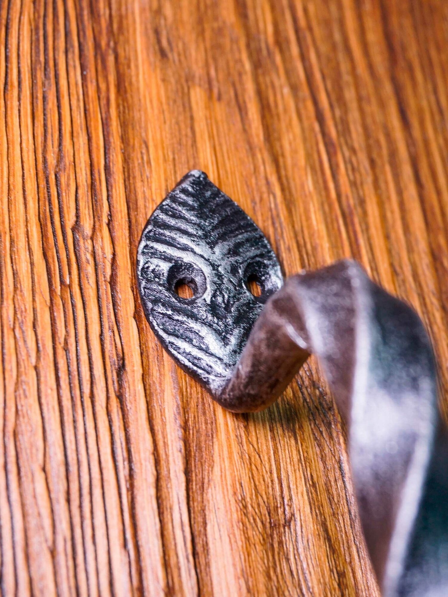 Ручка-скоба кованая Витая "Лист" (серебряный)/для металлической и деревянной двери/ручка для ворот и калиток - фотография № 6