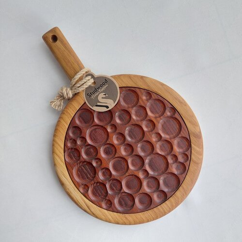 Дубовая, круглая доска с прямой ручкой и вставкой из термоясеня. Studwood.