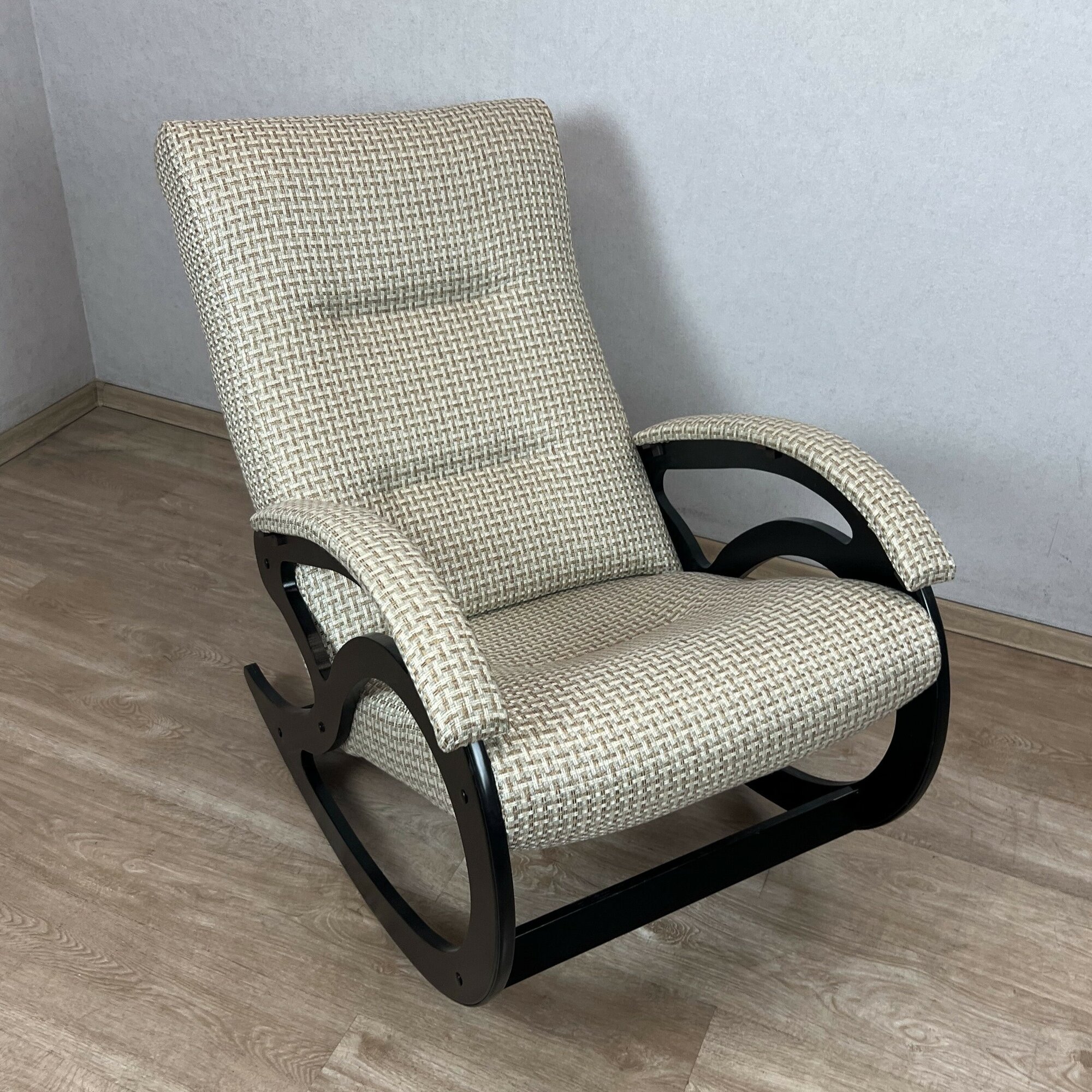 Кресло-качалка классическое для дома и дачи, обивка из рогожки, цвет бежевый