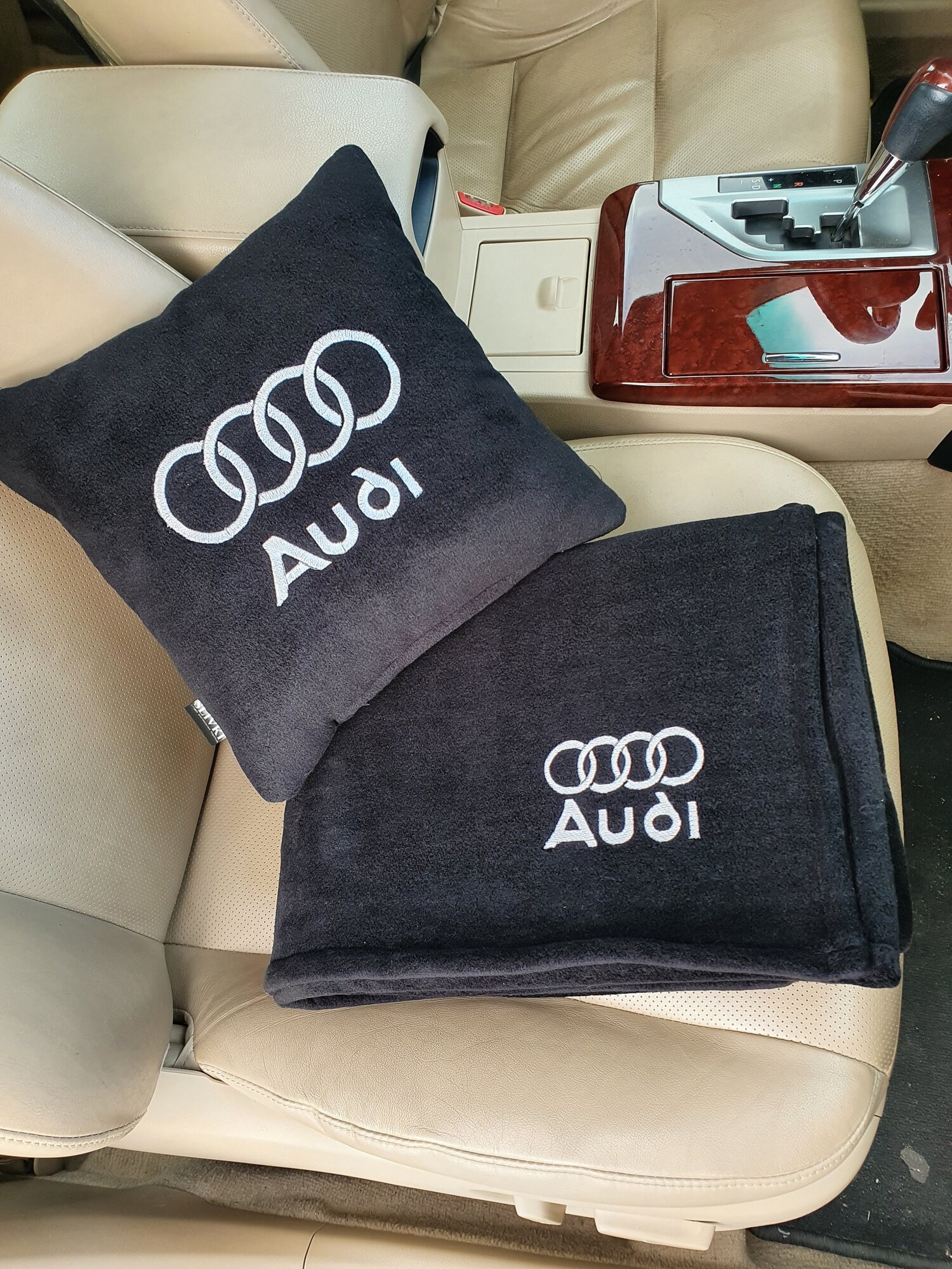 Автомобильный комплект с вышивкой логотипа "Ауди": подушка 30х30 см и плед 150х150см цвет черный - фотография № 4