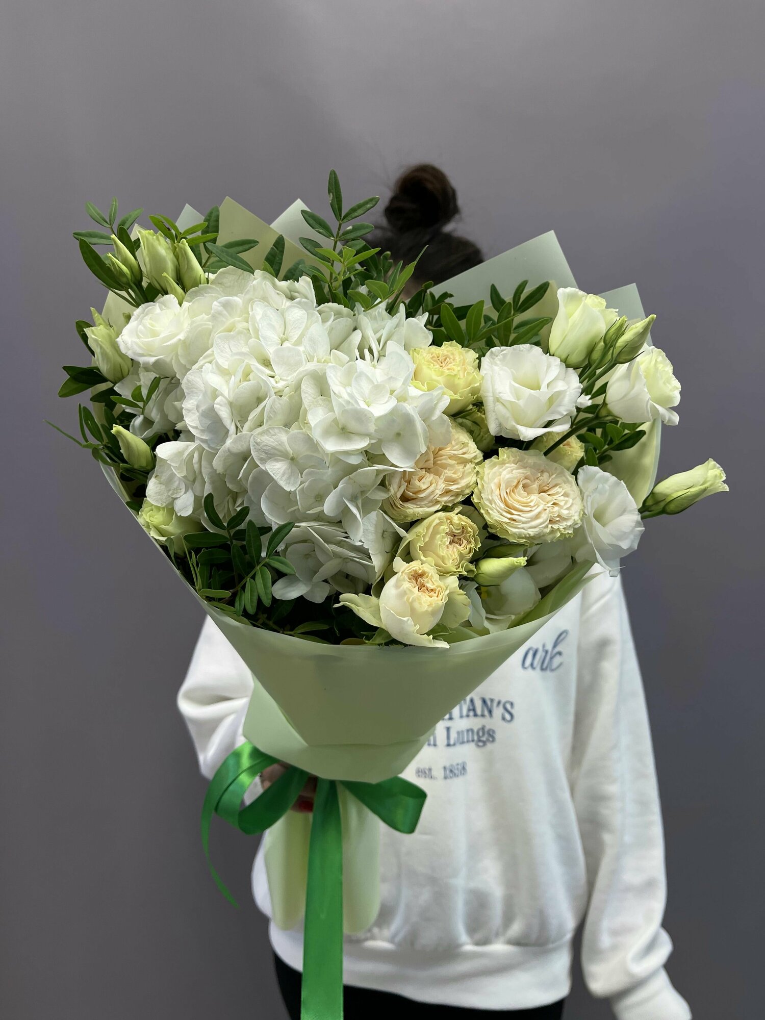 Букет из белой Гортензии, белой Эустомы и кустовый розы