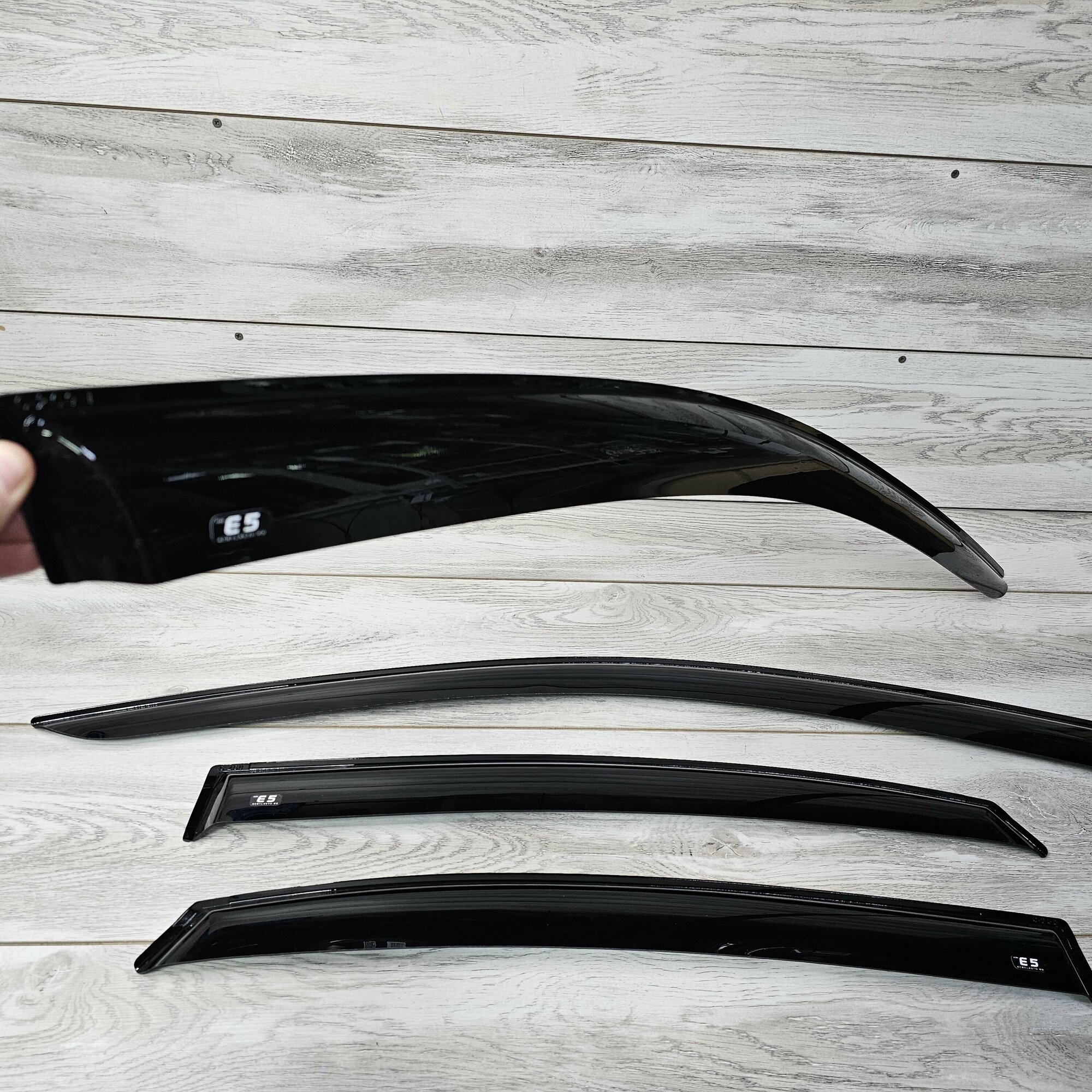 Дефлекторы (ветровики) окон на Kaiyi E5 (Каи ) — фото 1