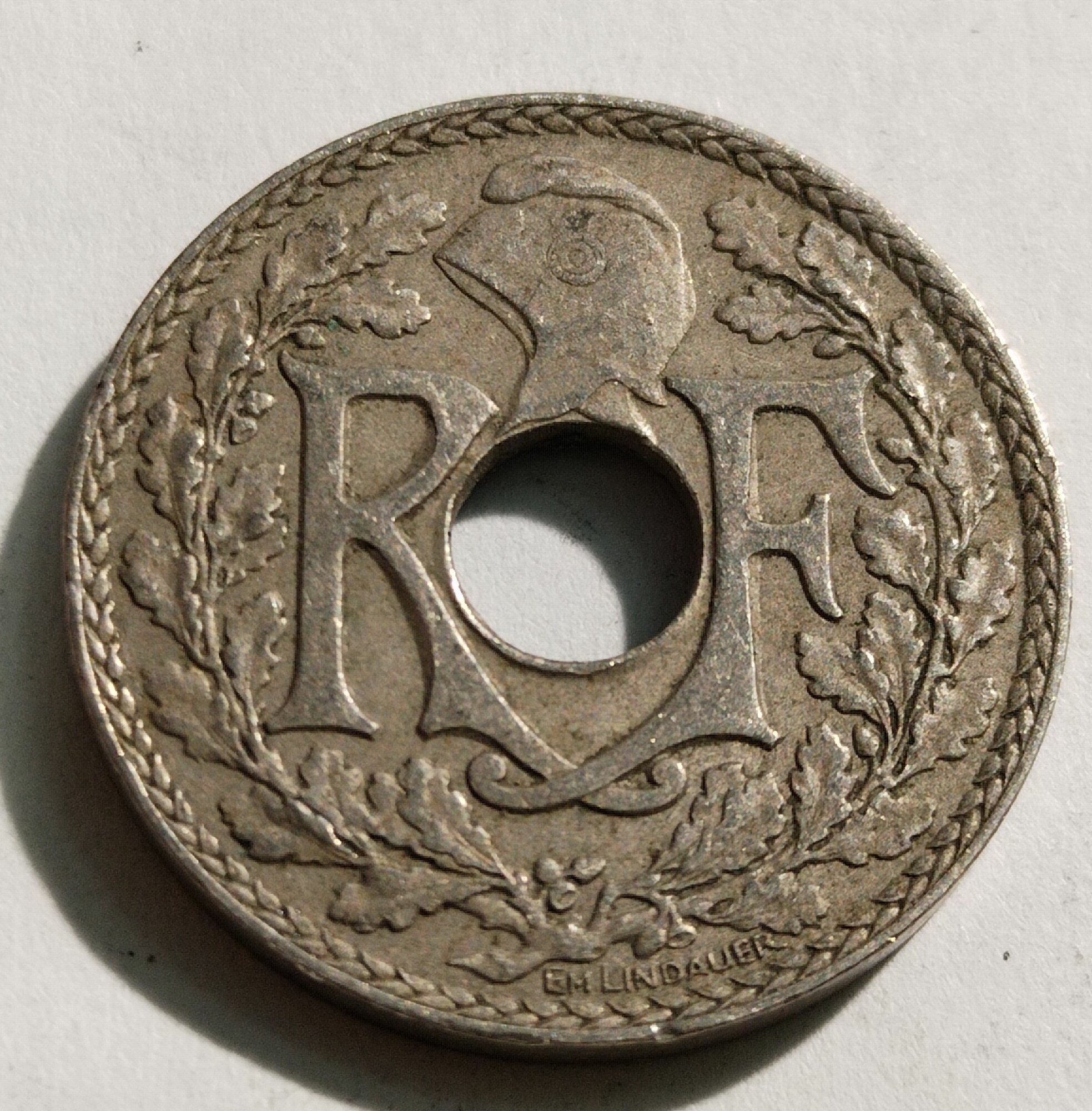 Франция 10 сантимов 1917-38. Монета с отверстием.