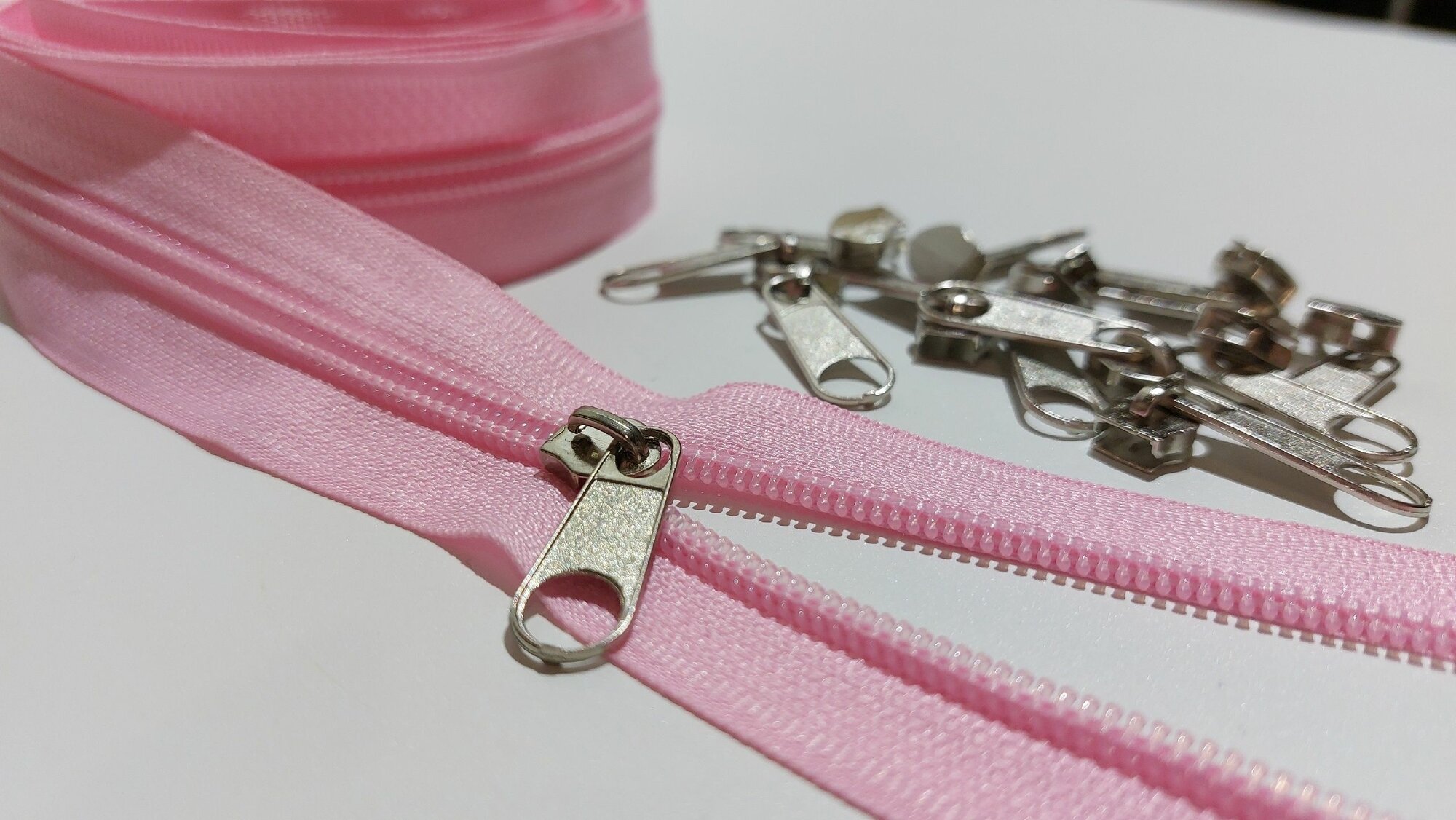 Молния рулонная витая спираль тип 5 (6 метров + 12 бегунков) цвет розовый