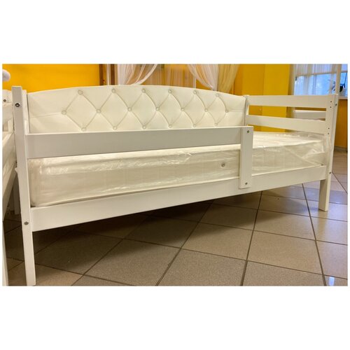 Кровать-софа Массив-010 с мягкой спинкой, одинарным бортом 160х80 без ящиков