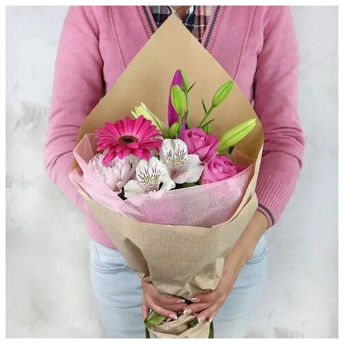Букет живых цветов из лилий гербер роз в крафте 40см