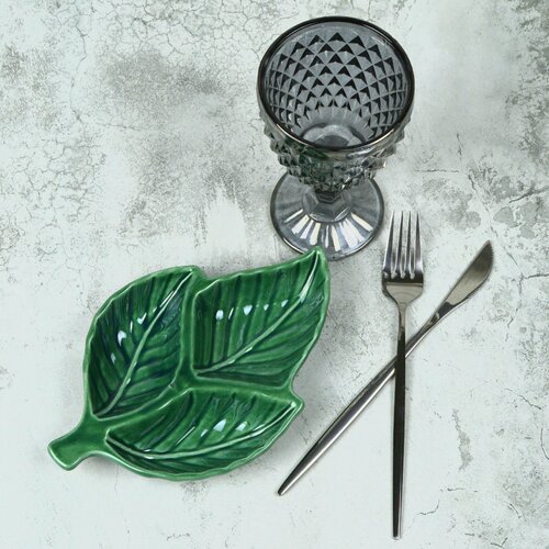 Блюдо (салатник) для сервировки стола менажница лист малый зелёный