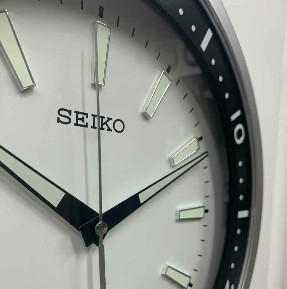 Seiko Настенные часы SEIKO QXA723SN со светящимися делениями