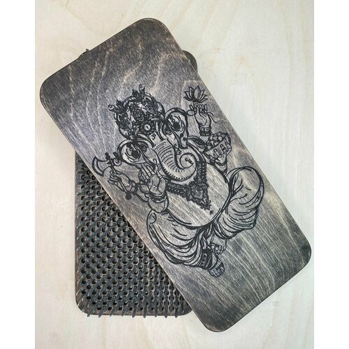 Доска Садху для ног для стояния на гвоздях шаг 8 мм с гравировкой Ганеша оттенок Венге с чехлом 5775₽