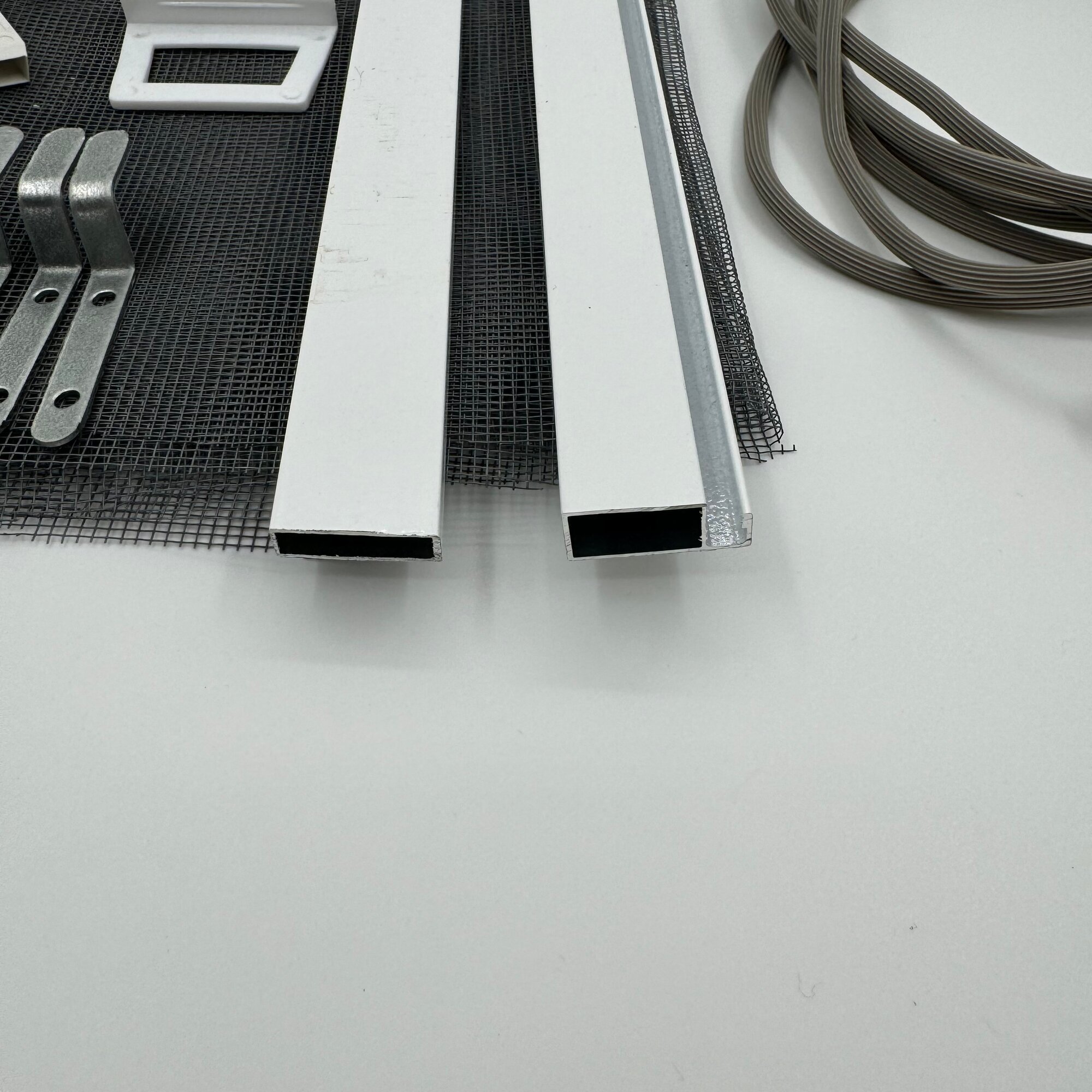 фото Москитная сетка 135х65 см комплект (профиль, сетка 160х70см, ручки, крепления металлические, шнур, поперечина)