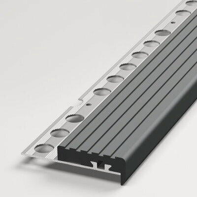 Изображение товара Угловая противоскользящая накладка на ступени 35 мм, длина 2,5 м, Лука ПУ10, алюминиевая, со вставкой из ПВХ, серая 414