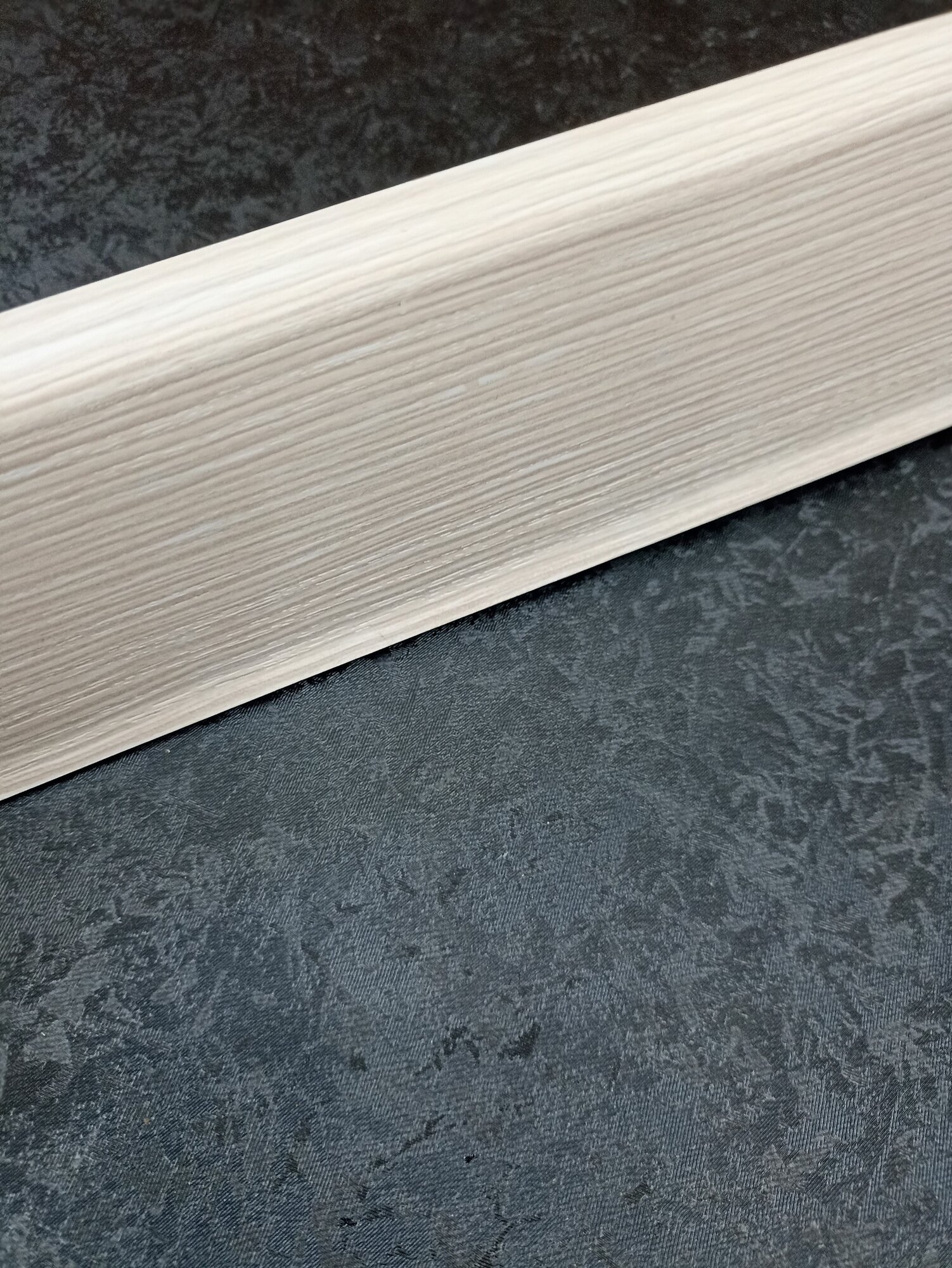 фото Плинтус напольный пластиковый Идеал "Ясень Бьянка" 1,10 м, высота 80 мм, 9 штук.