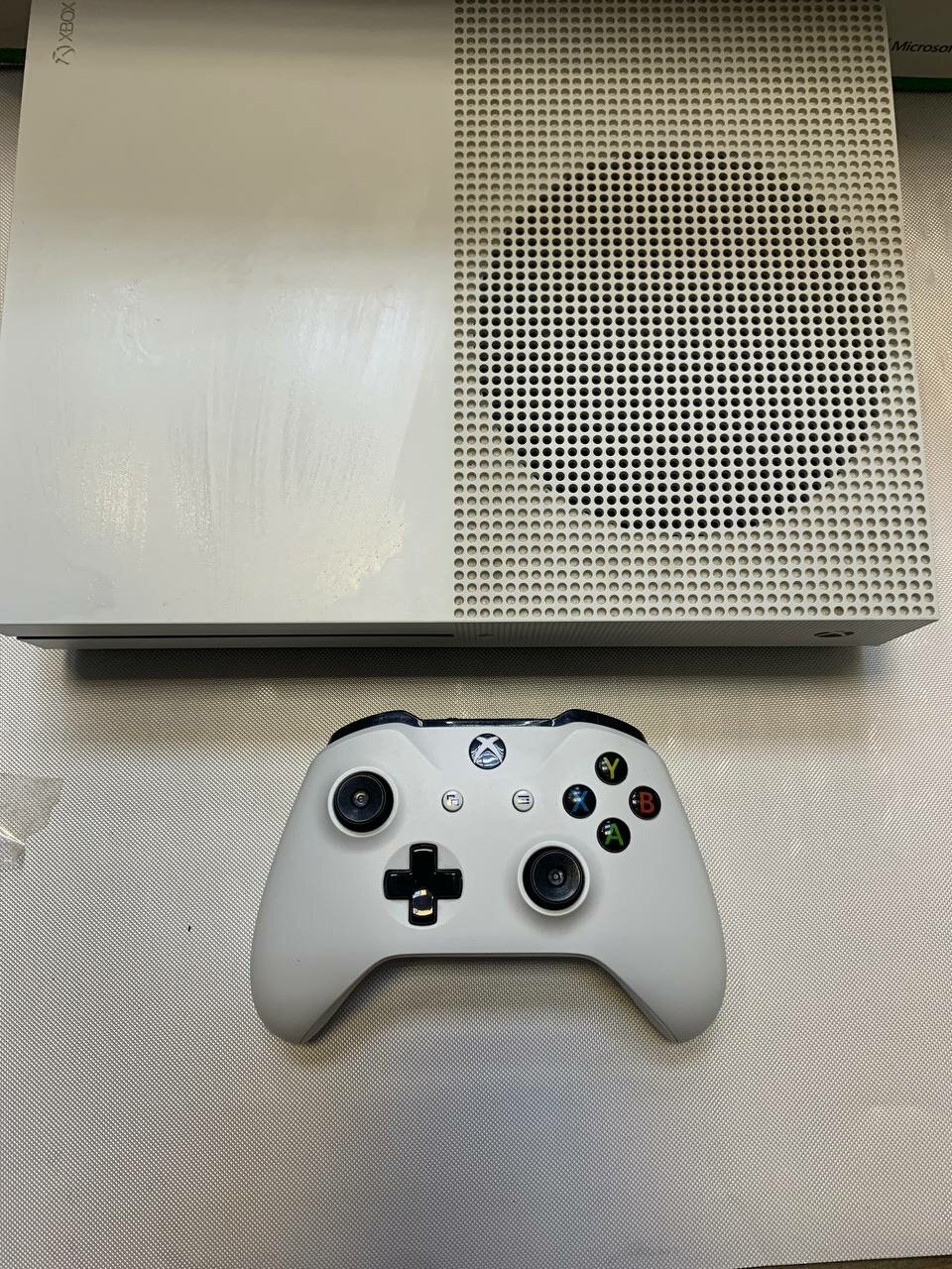 Игровая приставка Microsoft Xbox One S 500 ГБ HDD, без игр, белый