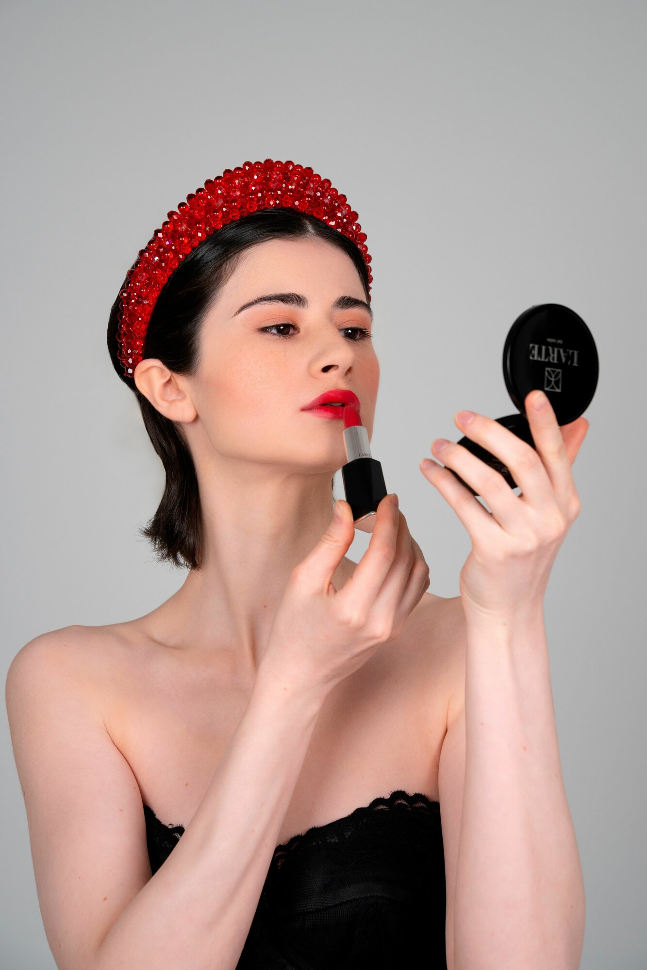 Помада полуматовая Velvet Lipstick Matreshka - стойкий цвет и комфорт — фото 1