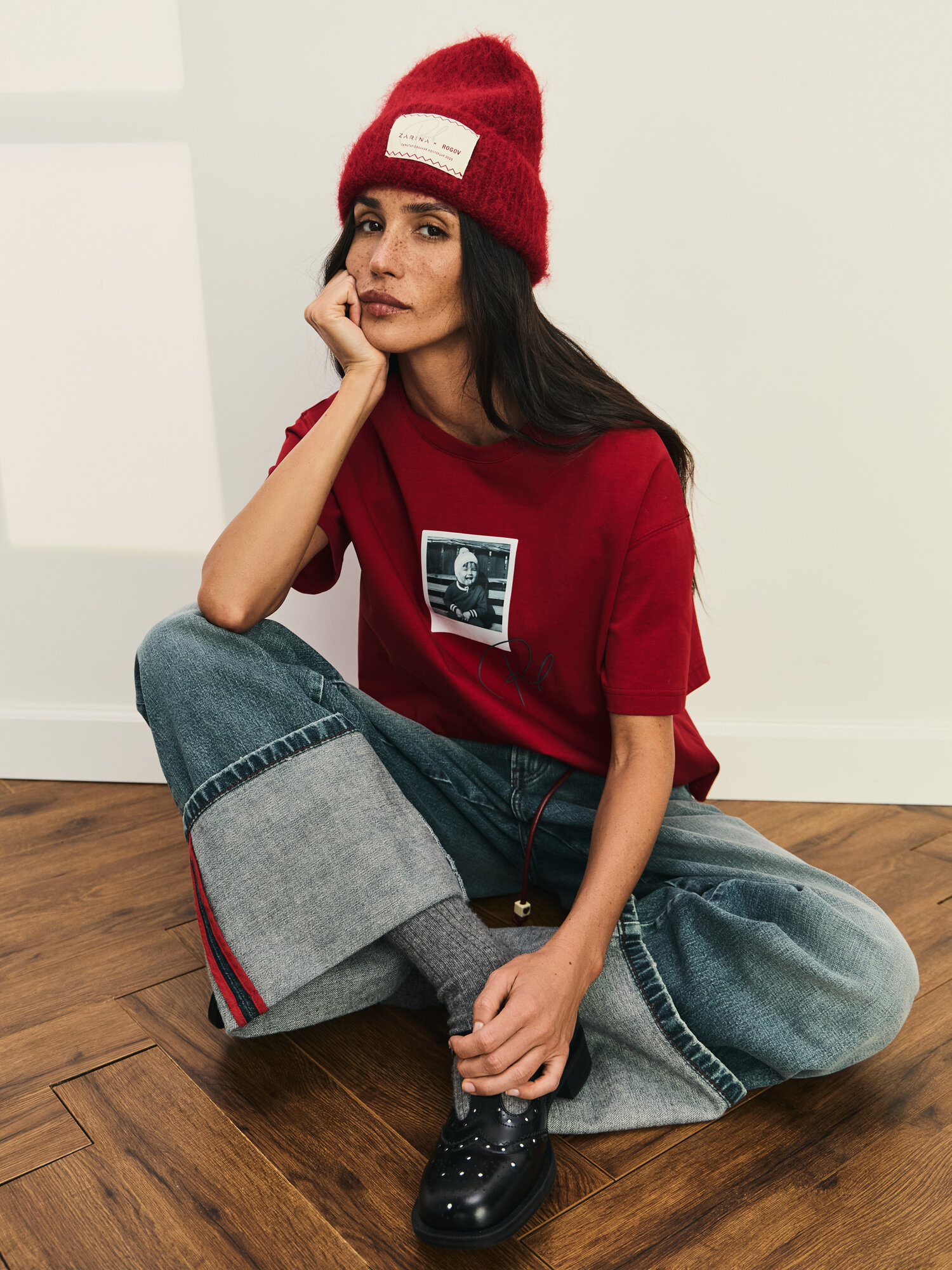 Футболка с принтом и вышивкой