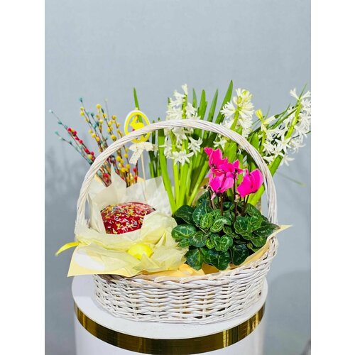 Цветы в корзине / Весенние первоцветы и верба / Пасхальный букет