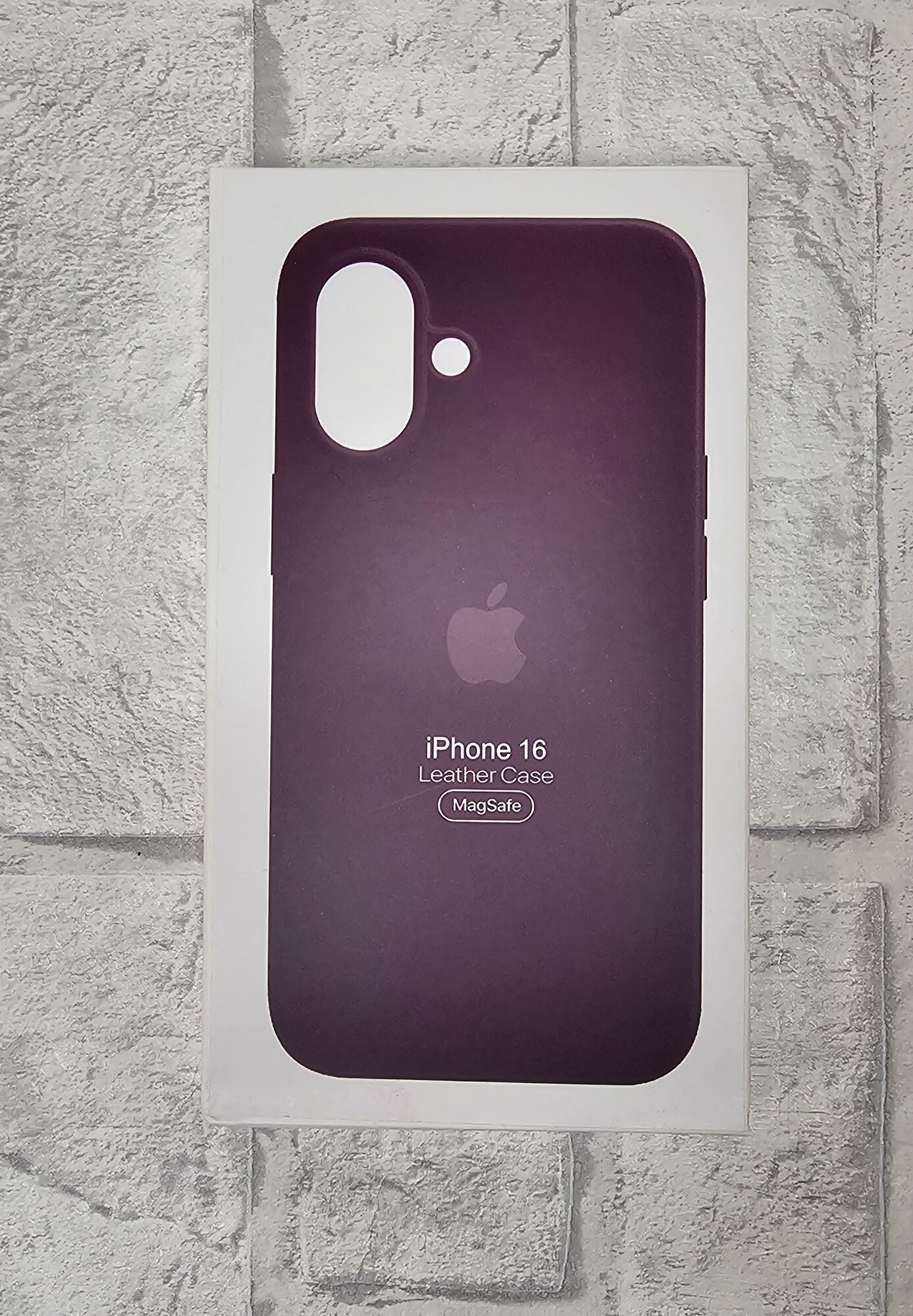 Кожаный чехол на Iphone 16 / Айфон 16 с Magsafe Leather Case бардовый — фото 1