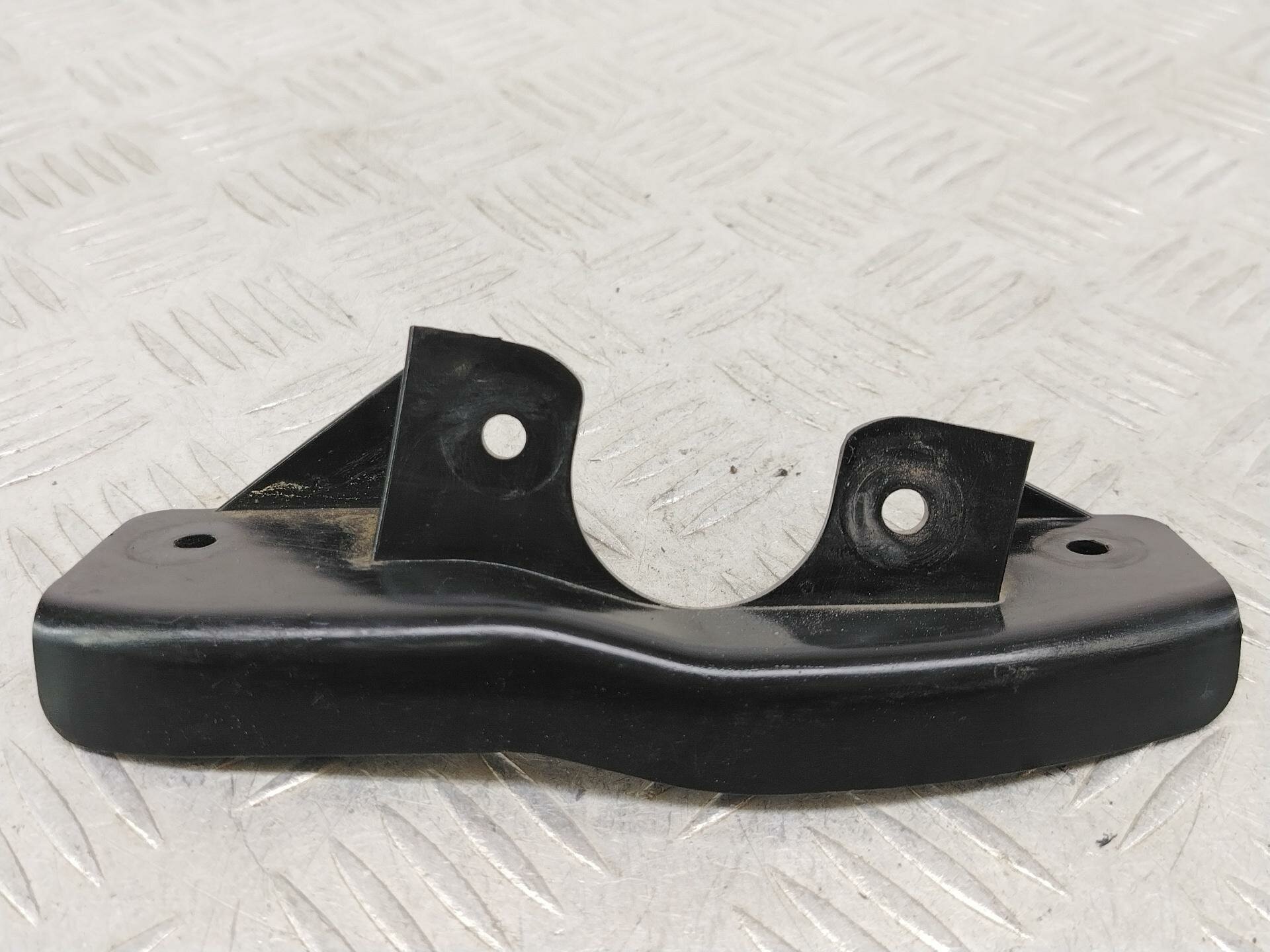Кронштейн форсунки омывателя фары правый Hyundai i40 1 2013 986023Z130
